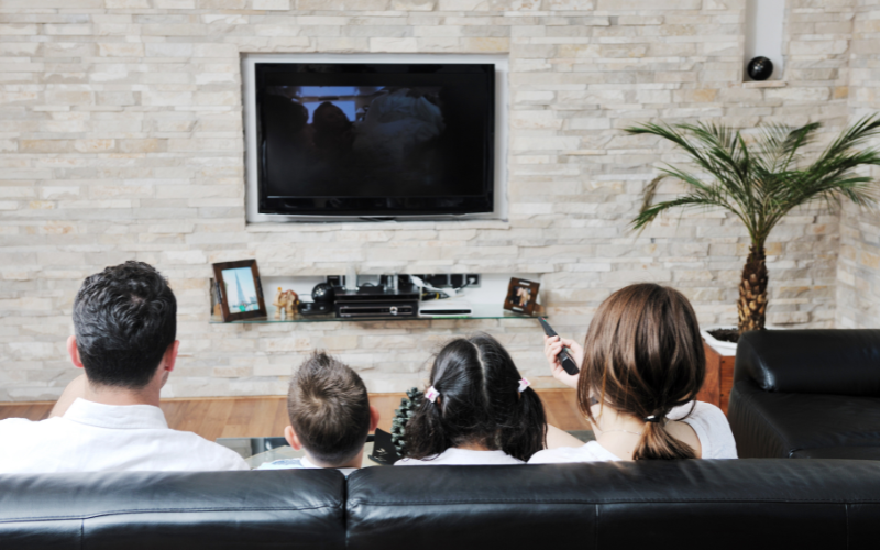 Tarde de peliculas en el smart TV con la famlia