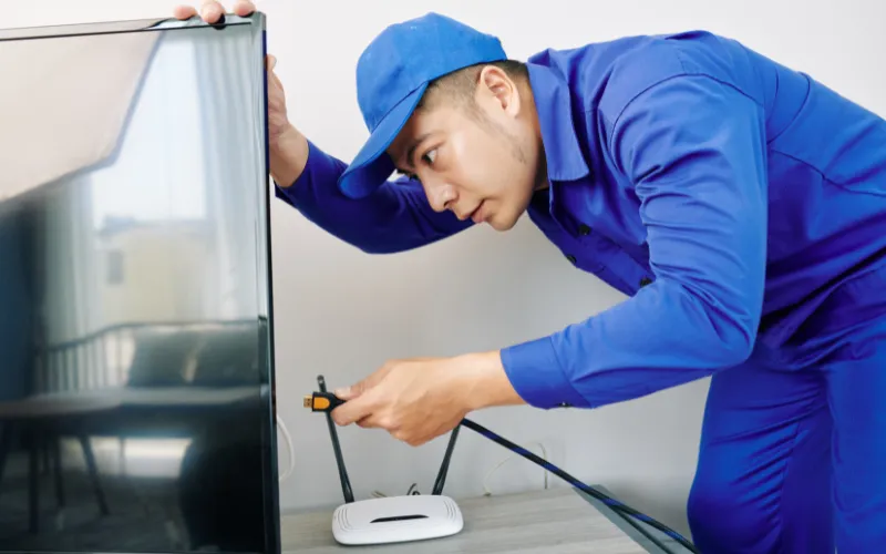 Técnico probando conexion USB y HDMI de smart TV